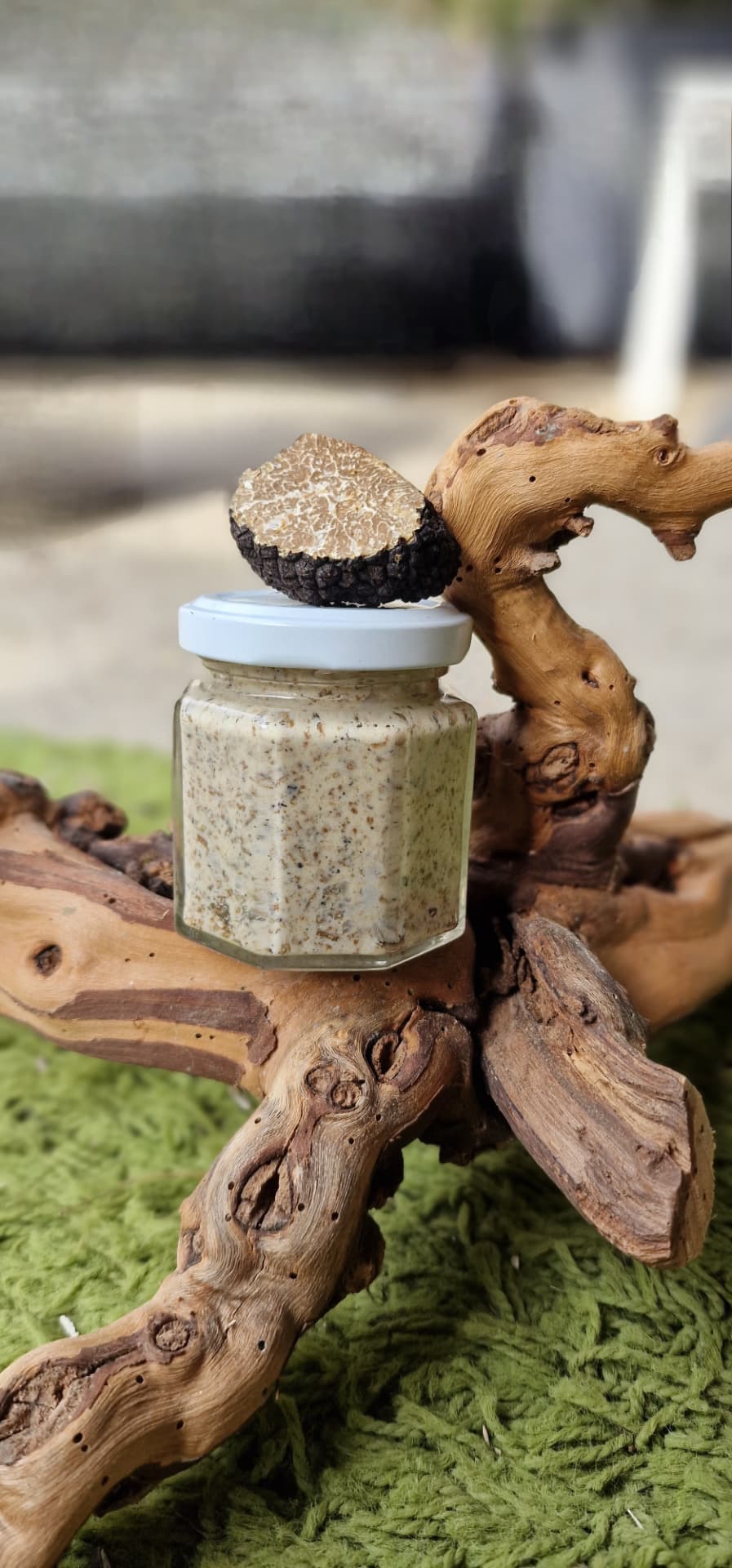 Préparation en bocal et truffe coupée sur un support en bois