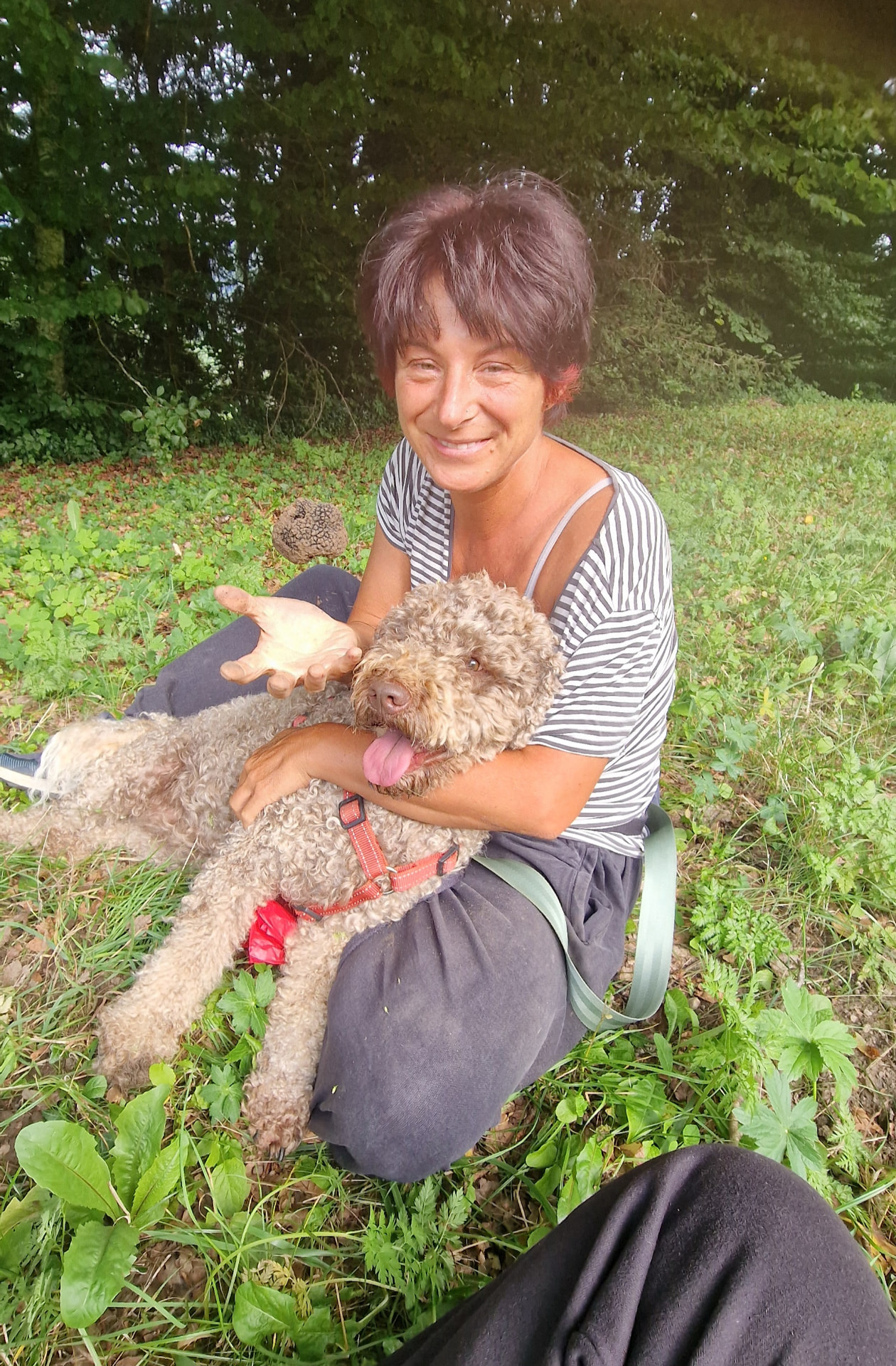 Lucia avec un Lagotto et une truffe dans la main